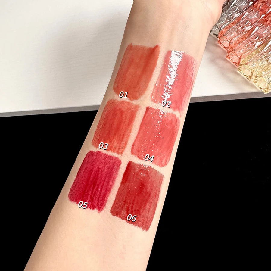 Brillo de labios MAXFINE Mirror: brillo transparente de larga duración, hidratante y resistente al agua con efecto halo.