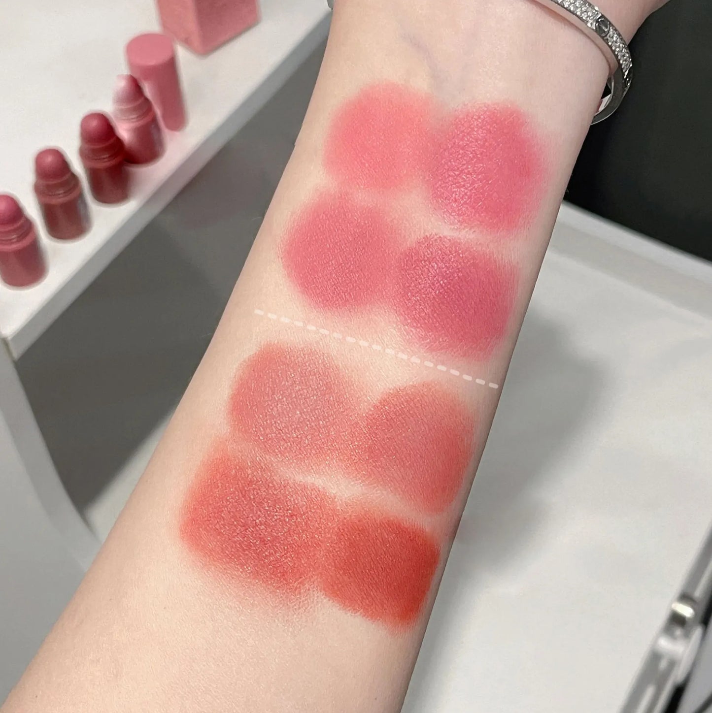 Lápiz labial LuxuryGlow Matte Velvet Mist de 4 colores: resistente al agua, duradero e hidratante.
