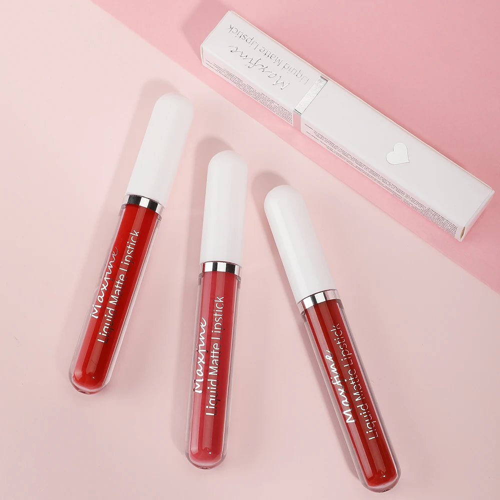 Lápiz labial líquido mate MAXFINE: alta pigmentación, resistente al agua y antiadherente.