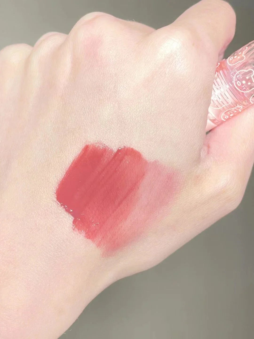 Brillo de labios con efecto espejo en rosa cereza LuxuryGlow: aceite labial hidratante con brillo de cristal