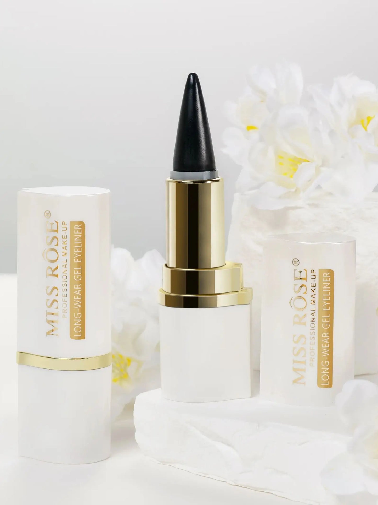 Lápiz delineador cremoso a prueba de agua LuxuryGlow: fácil de deslizar, resistente a las manchas, de larga duración.
