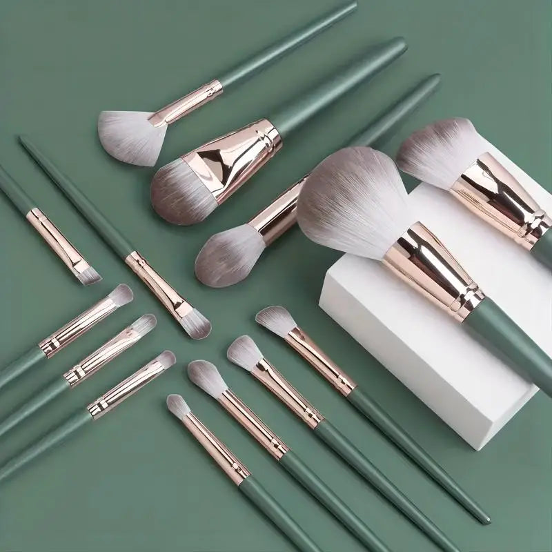 مجموعة فرش مكياج من الخيزران من LuxuryGlow، مكونة من 14 قطعة - فرش من ألياف الصوف الناعم للوجه والعينين
