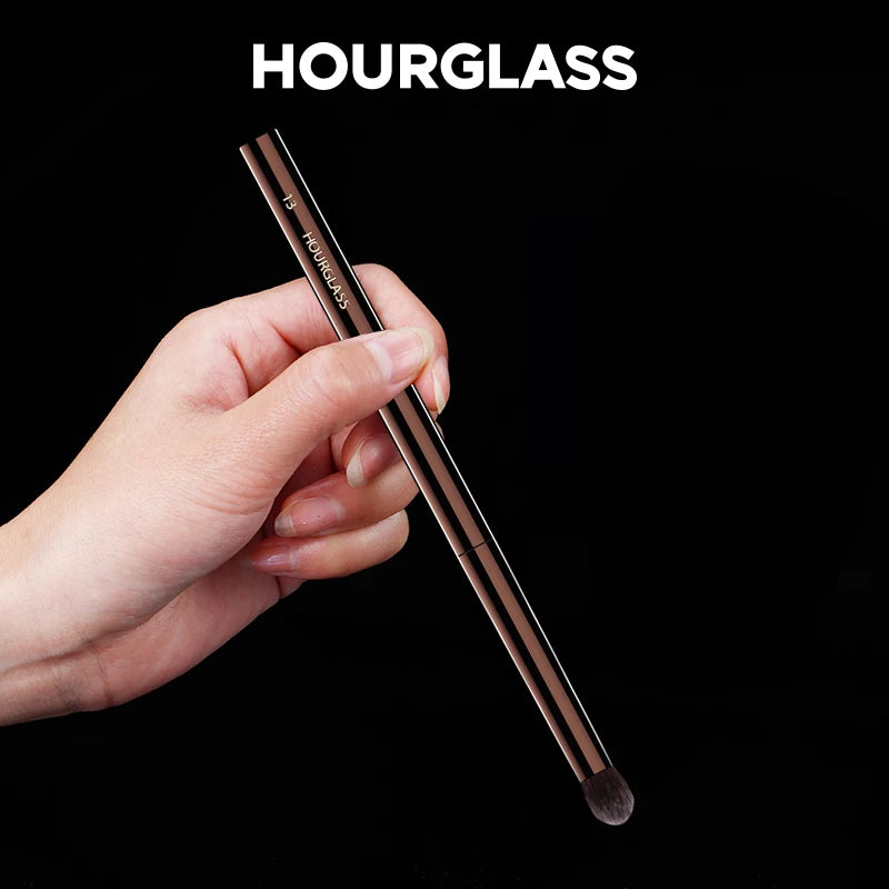 فرشاة العيون الدقيقة رقم 13 من Hourglass - ألياف صوف ناعمة لتطبيق لطيف ودقيق