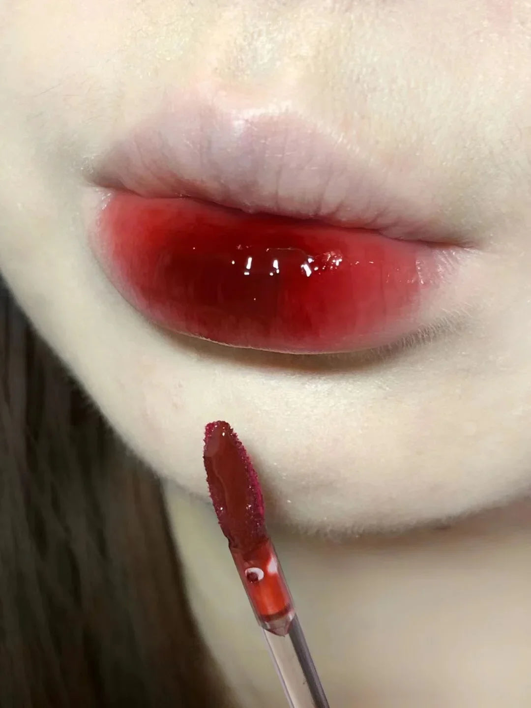 Brillo de labios con efecto espejo en rosa cereza LuxuryGlow: aceite labial hidratante con brillo de cristal