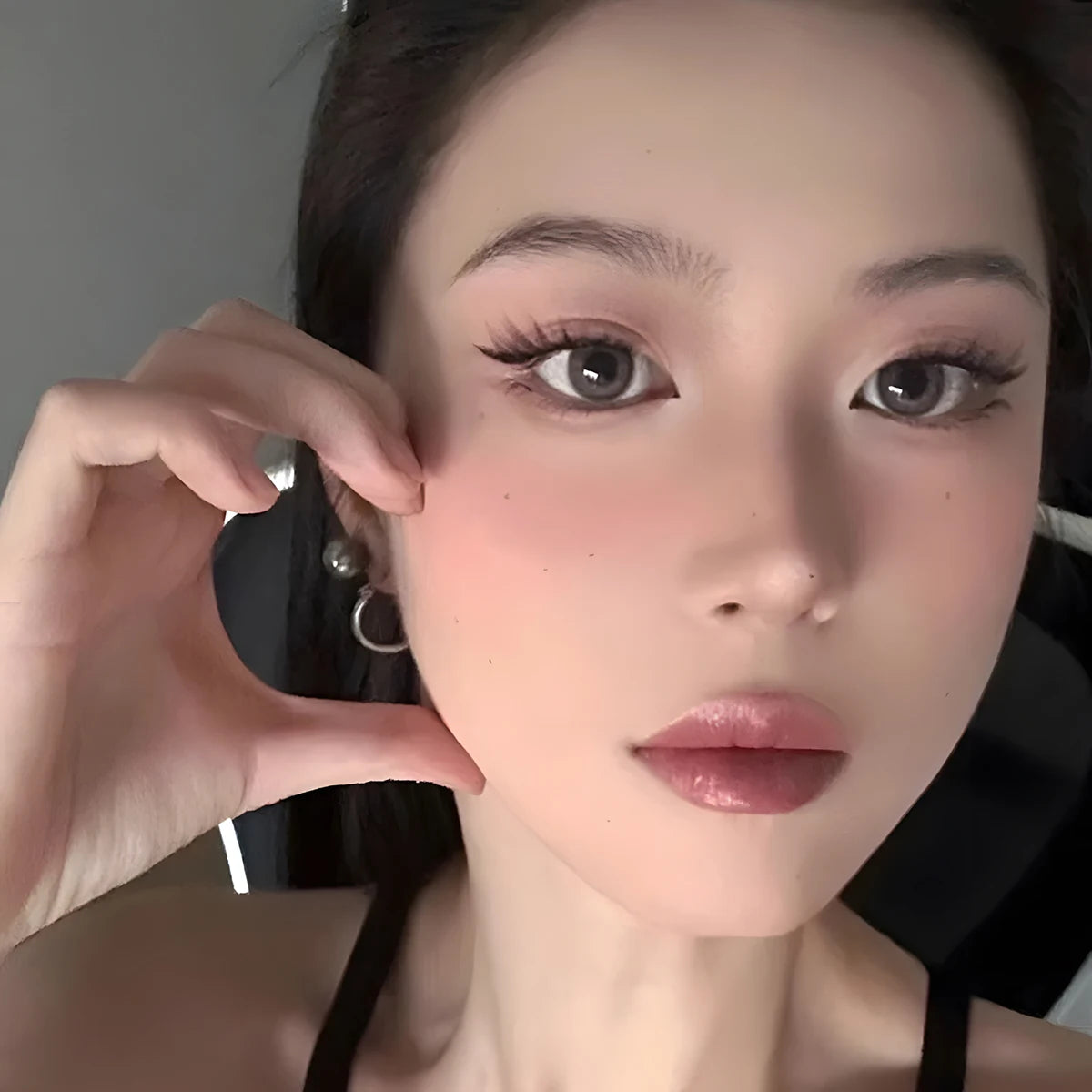 Lápiz labial resistente al agua LuxuryGlow Red Brown: hidratante, duradero y con brillo de espejo.