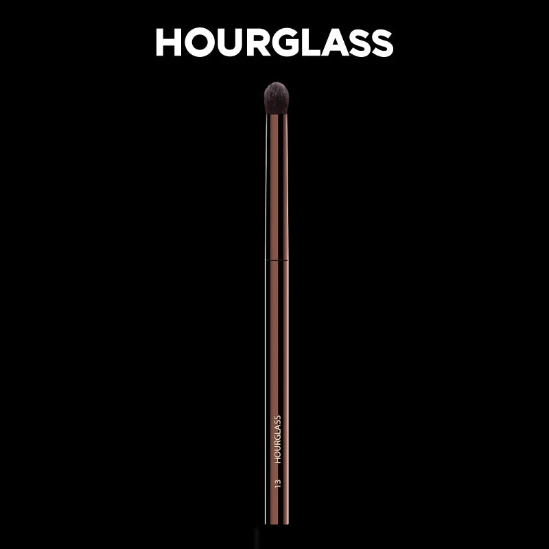 فرشاة العيون الدقيقة رقم 13 من Hourglass - ألياف صوف ناعمة لتطبيق لطيف ودقيق