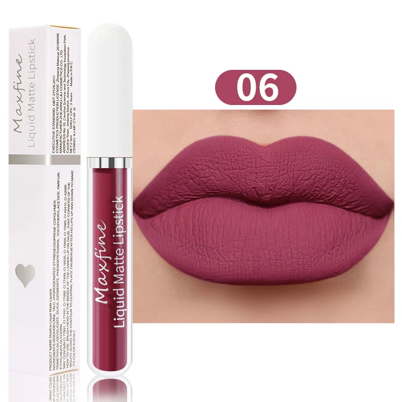 Lápiz labial líquido mate MAXFINE: alta pigmentación, resistente al agua y antiadherente.