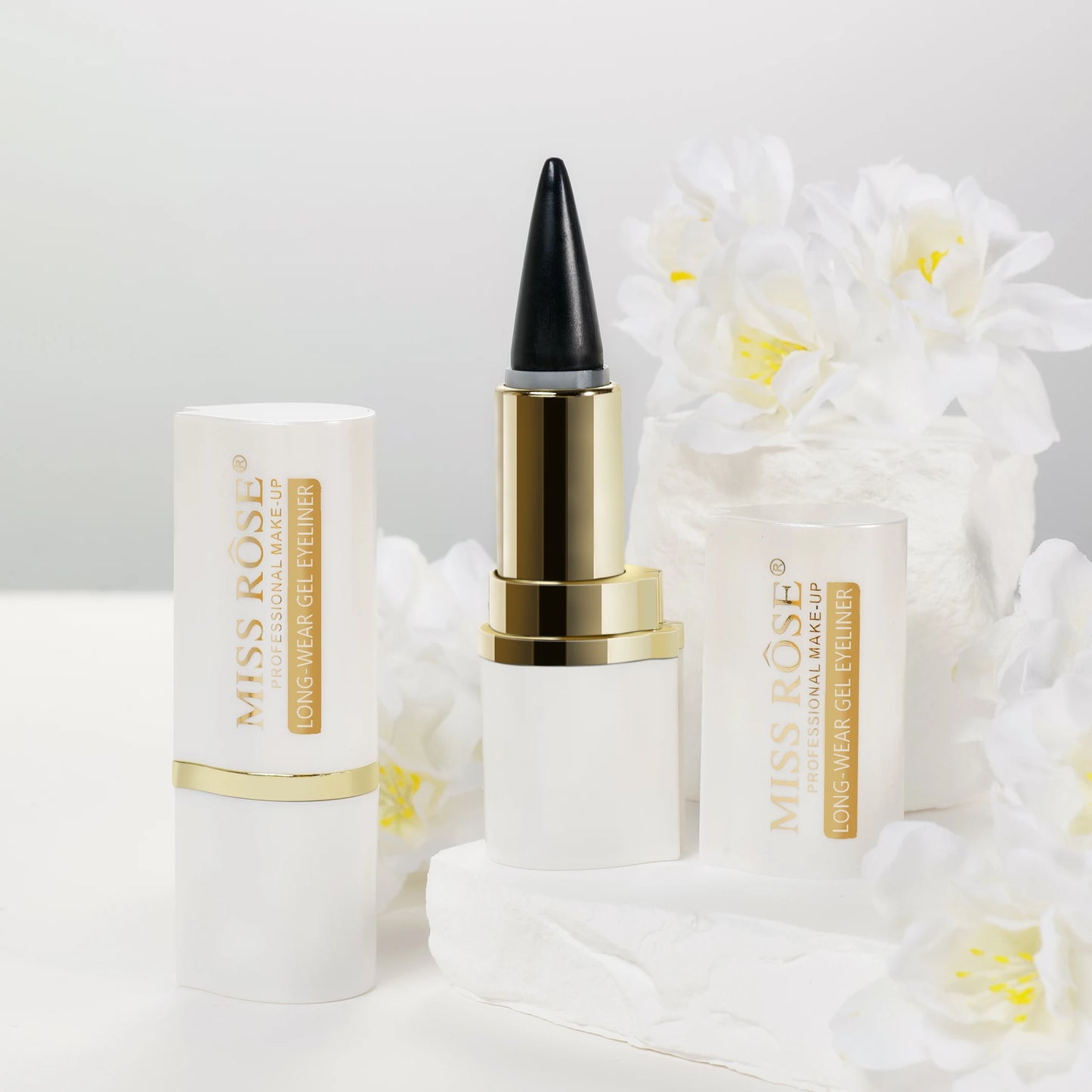 Lápiz delineador cremoso a prueba de agua LuxuryGlow: fácil de deslizar, resistente a las manchas, de larga duración.