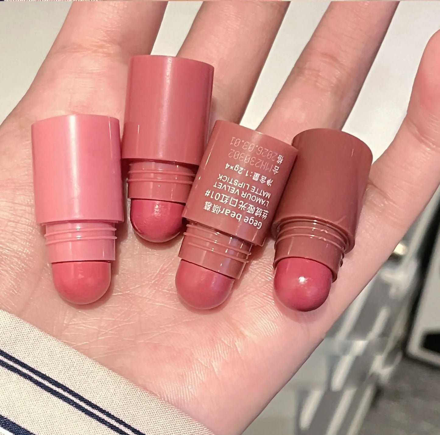 Lápiz labial LuxuryGlow Matte Velvet Mist de 4 colores: resistente al agua, duradero e hidratante.