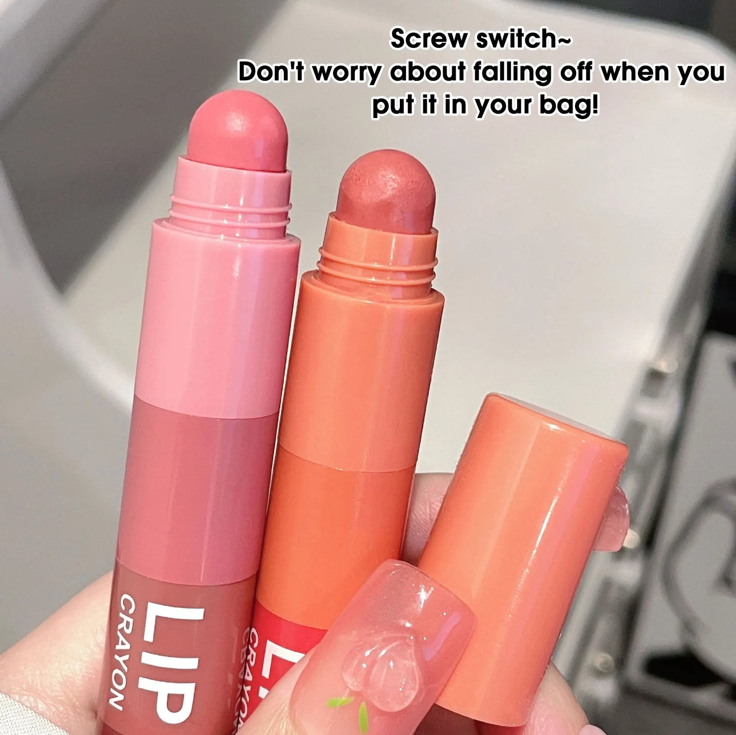 Lápiz labial LuxuryGlow Matte Velvet Mist de 4 colores: resistente al agua, duradero e hidratante.
