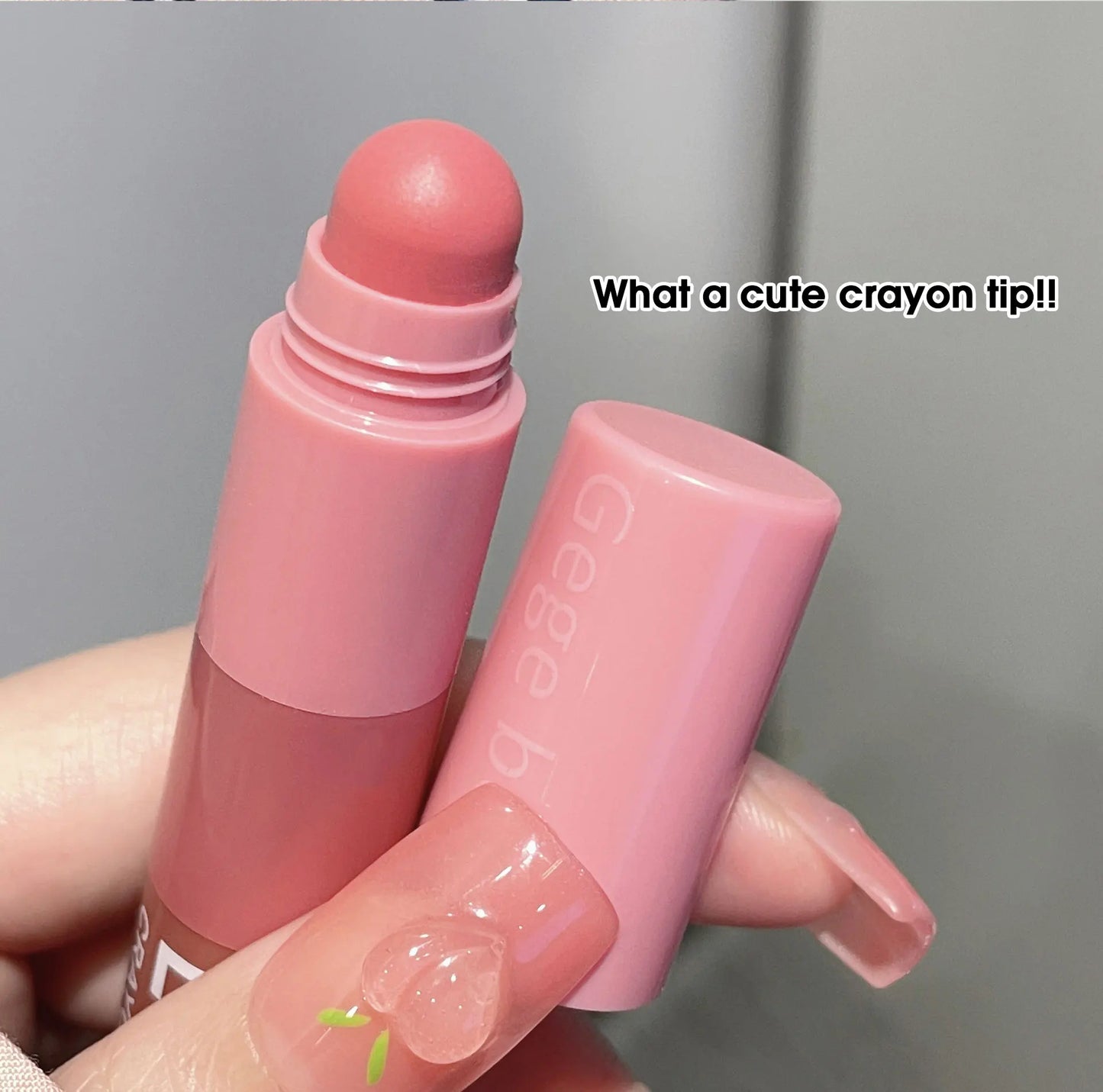 Lápiz labial LuxuryGlow Matte Velvet Mist de 4 colores: resistente al agua, duradero e hidratante.