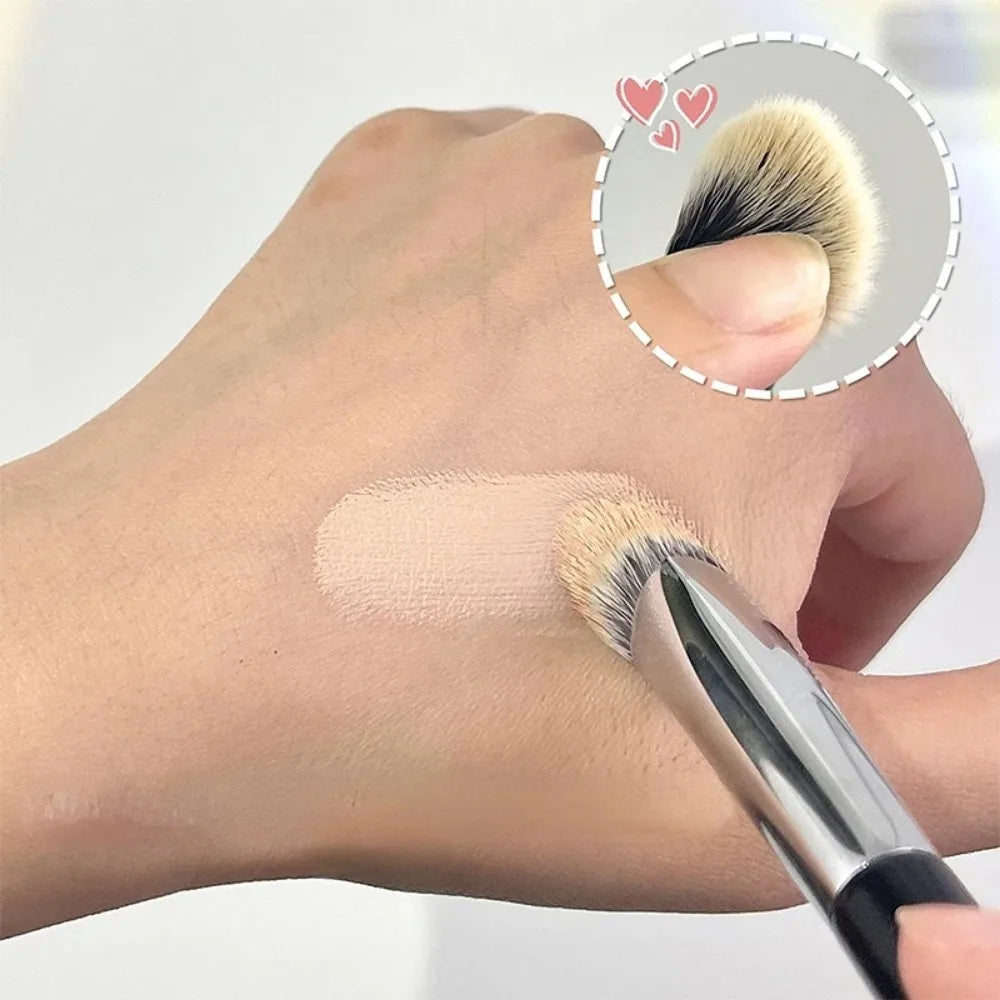 فرشاة كريم الأساس والكونسيلر ثلاثية الزوايا من LuxuryGlow 3 في 1 - تحديد الوجه، وإضاءة الوجه، ودمجه