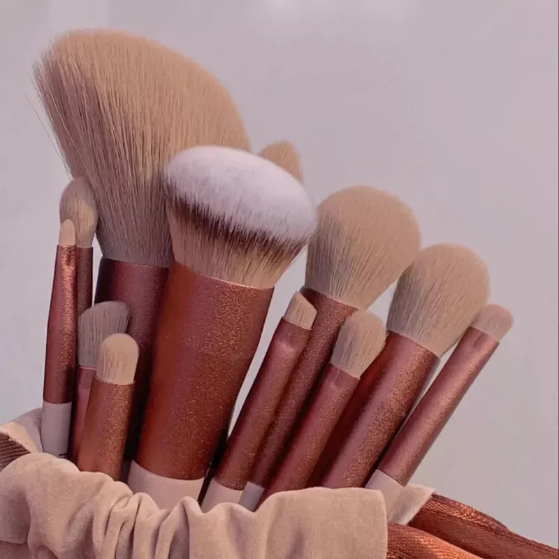 LuxuryGlow - Juego de 13 brochas de maquillaje profesionales: brochas de nailon suaves para base, sombra de ojos y rubor, con estuche de viaje
