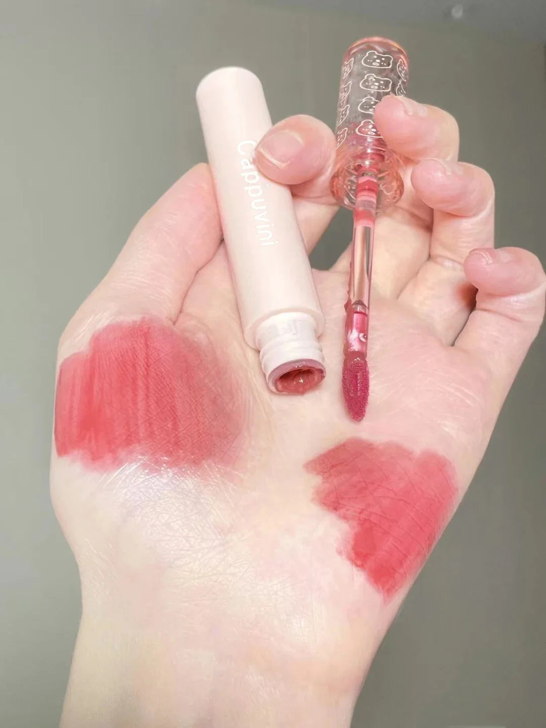 Brillo de labios con efecto espejo en rosa cereza LuxuryGlow: aceite labial hidratante con brillo de cristal