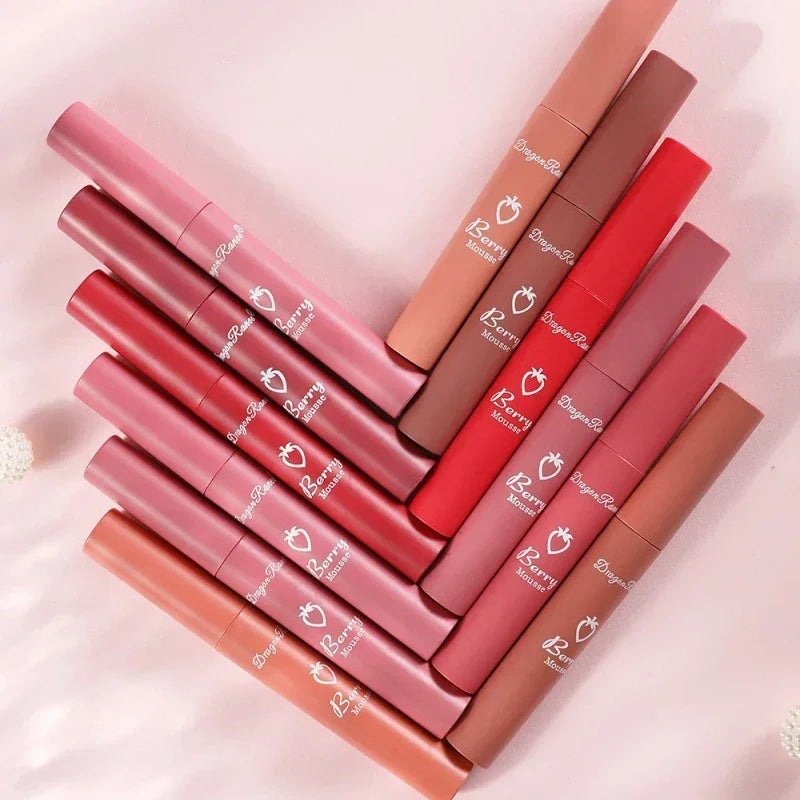 Brillo de labios mate nude LuxuryGlow: 12 colores aterciopelados, resistente al agua y de larga duración.
