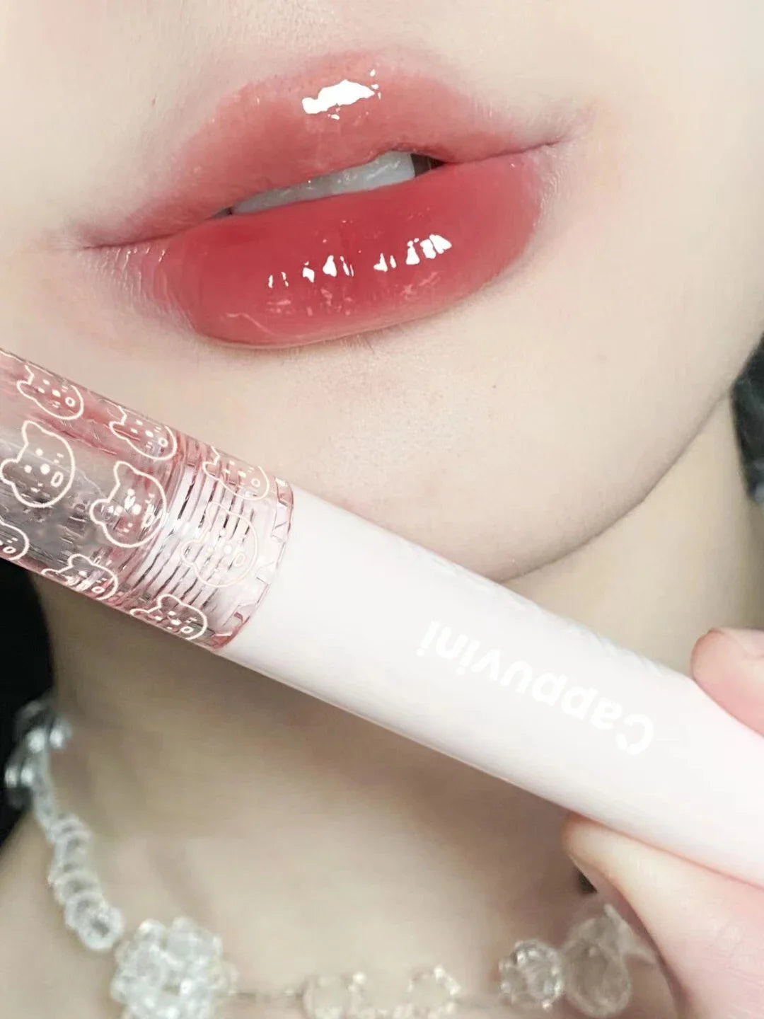Brillo de labios con efecto espejo en rosa cereza LuxuryGlow: aceite labial hidratante con brillo de cristal