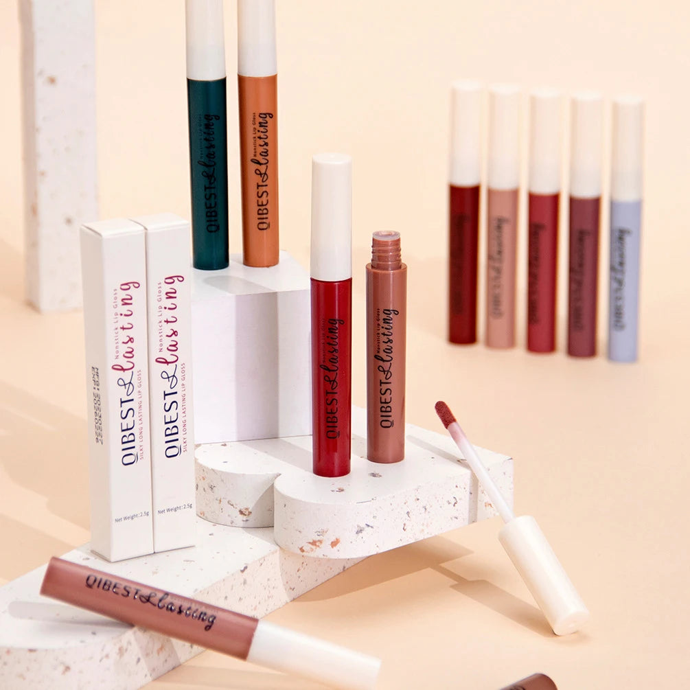 Labial líquido mate QiBest: duradero, resistente a las manchas y con acabado aterciopelado.