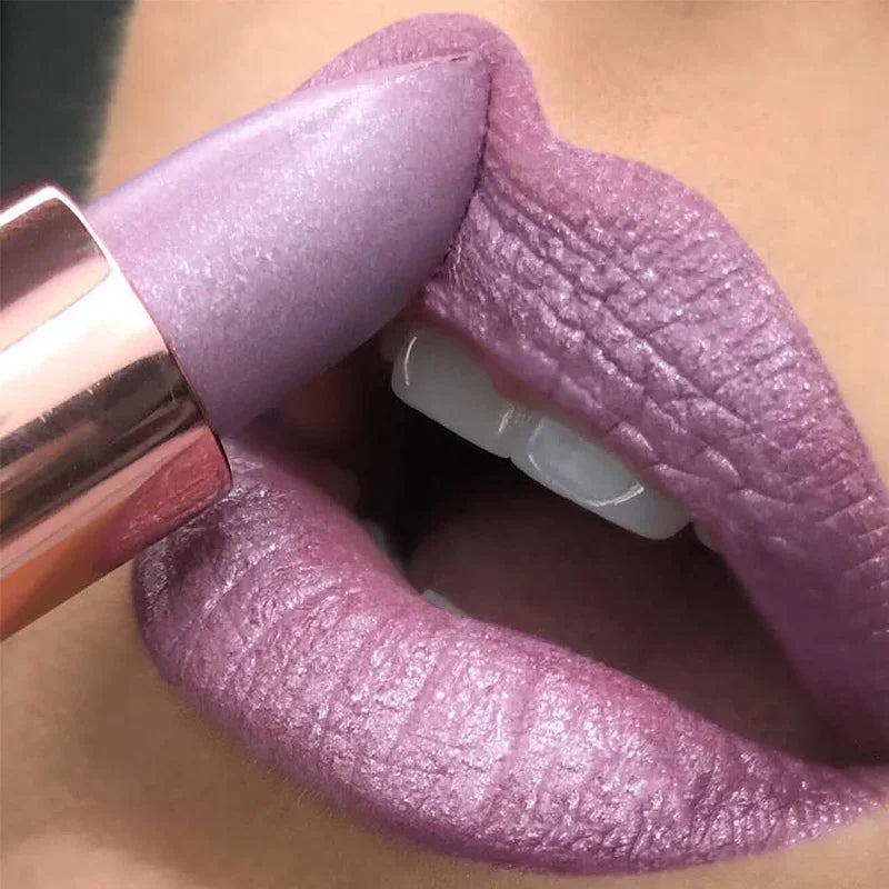 Lápiz labial LuxuryGlow con brillo que cambia de color: mate, hidratante y resistente al agua.