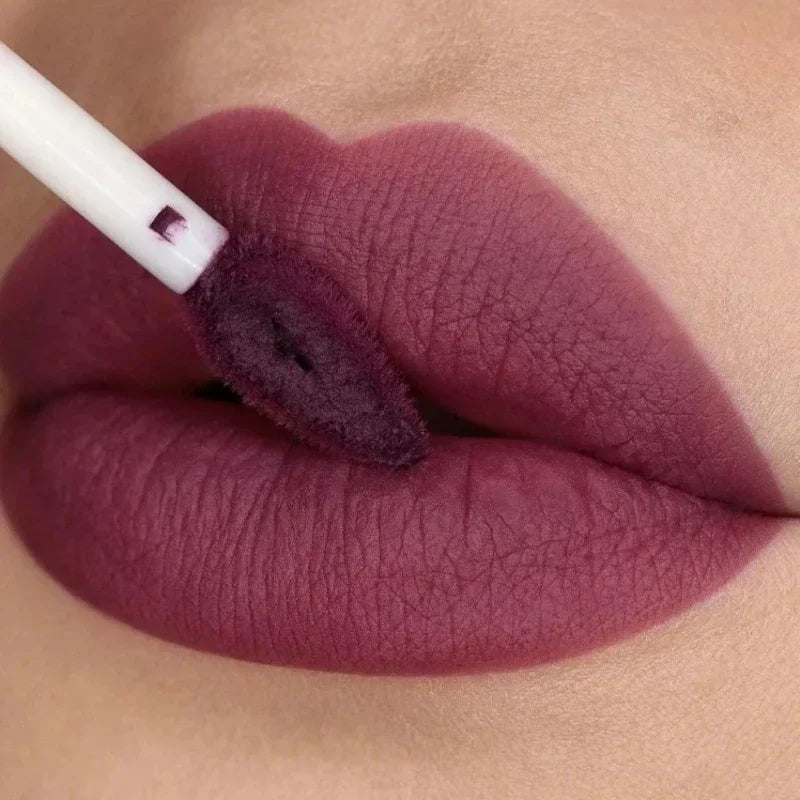 Brillo de labios mate nude LuxuryGlow: 12 colores aterciopelados, resistente al agua y de larga duración.