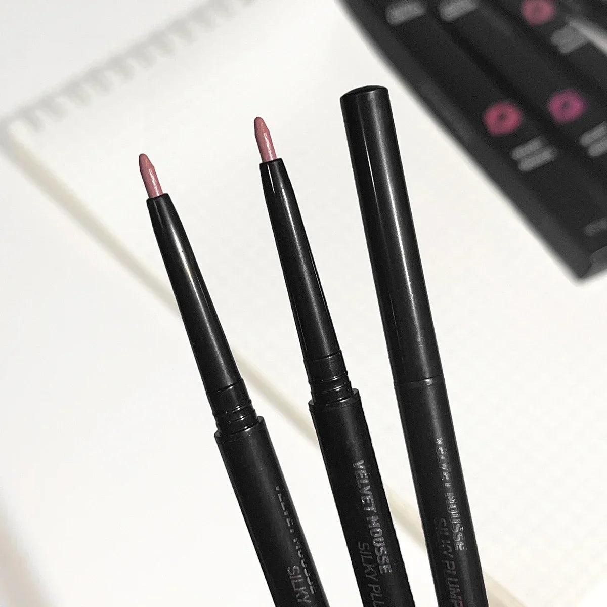 Lápiz delineador de labios mate a prueba de agua LuxuryGlow: 5 tonos duraderos y resistentes a las manchas para un contorno y una definición de labios perfectos.