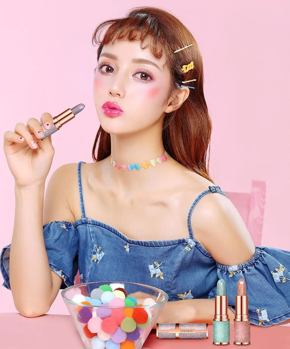 Lápiz labial LuxuryGlow con brillo que cambia de color: mate, hidratante y resistente al agua.