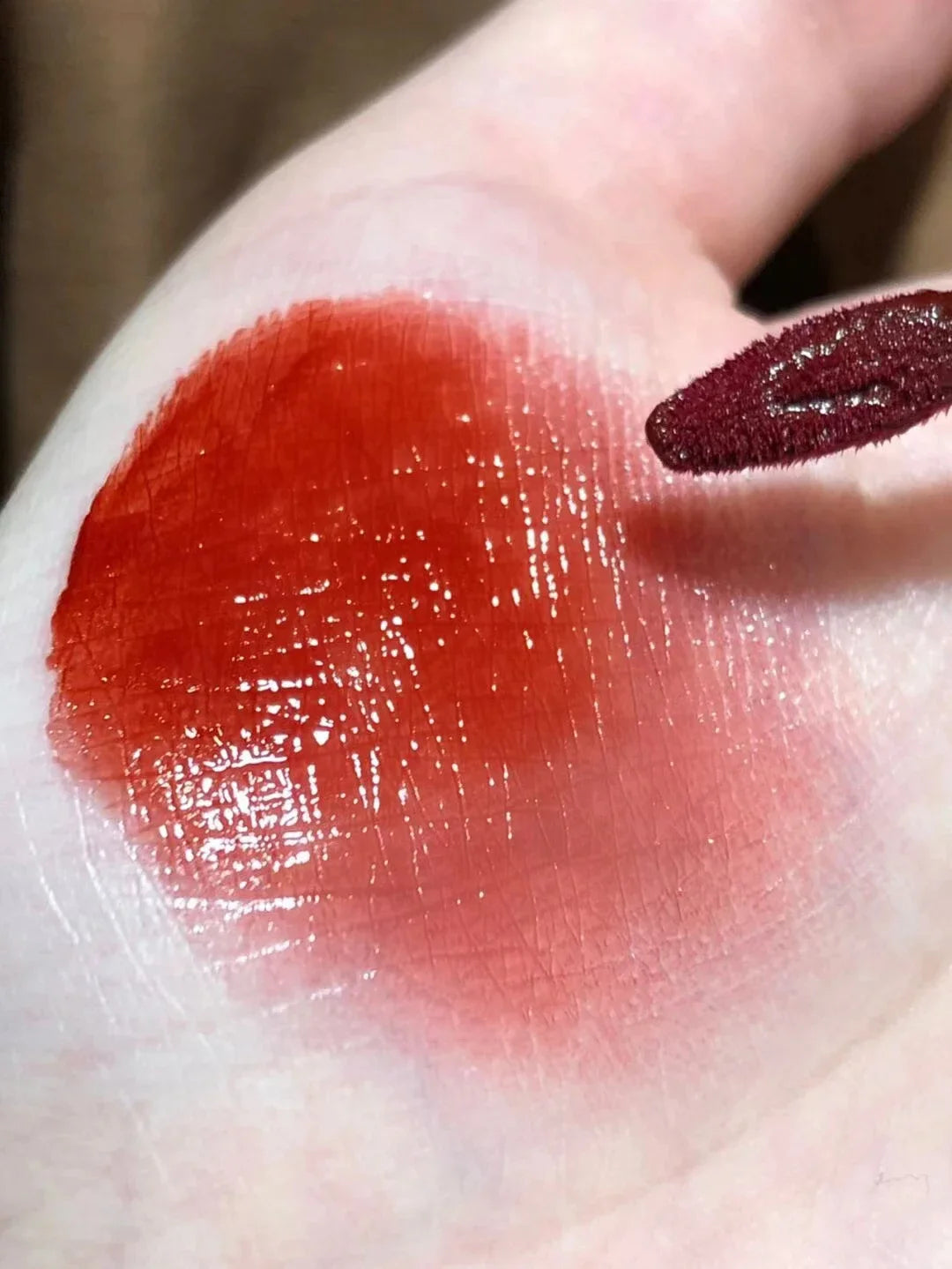 Brillo de labios con efecto espejo en rosa cereza LuxuryGlow: aceite labial hidratante con brillo de cristal