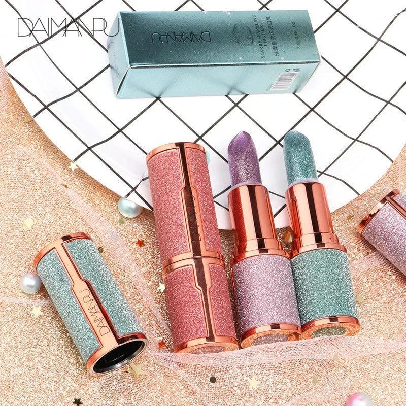 Lápiz labial LuxuryGlow con brillo que cambia de color: mate, hidratante y resistente al agua.