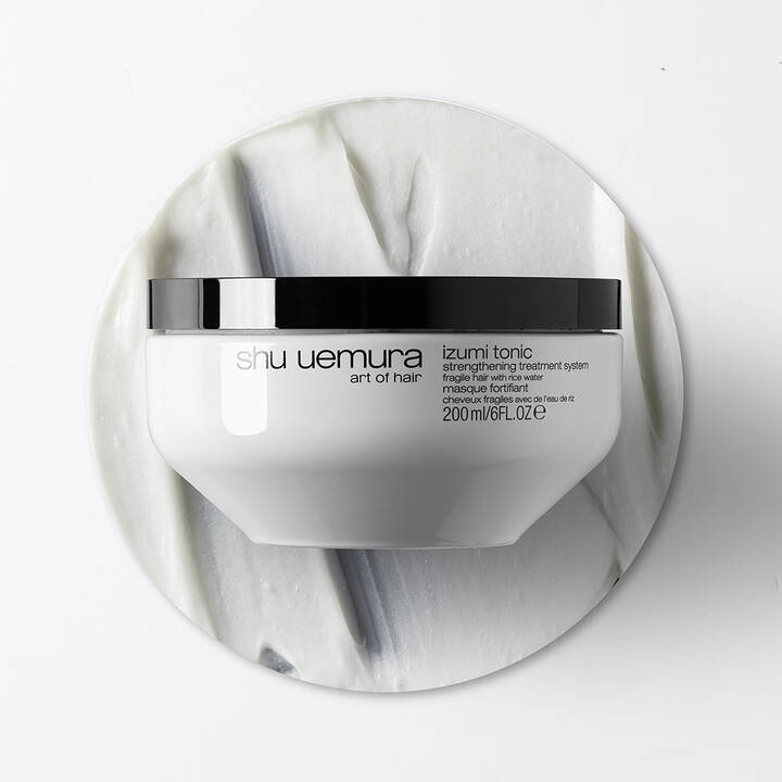 Mascarilla capilar tónica fortalecedora Shu Uemura Izumi con agua de arroz: repara y espesa el cabello.