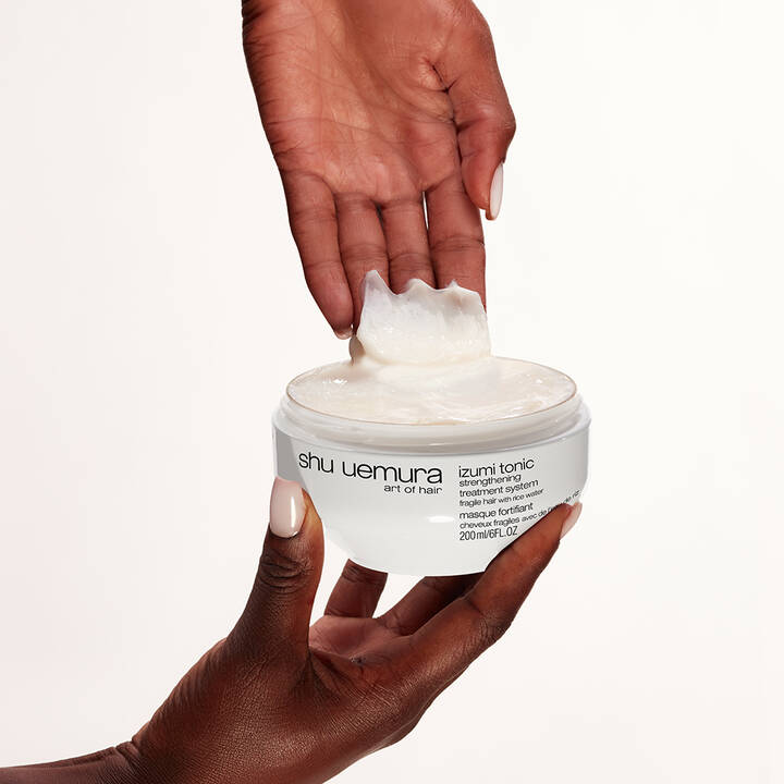 Mascarilla capilar tónica fortalecedora Shu Uemura Izumi con agua de arroz: repara y espesa el cabello.