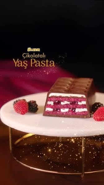 Ulker Cikolatali Yas Pasta – Red Velvet Milk Chocolate Cake with Forest Berry Sauce | 395g Layered Dessert (Imported from Turkey)