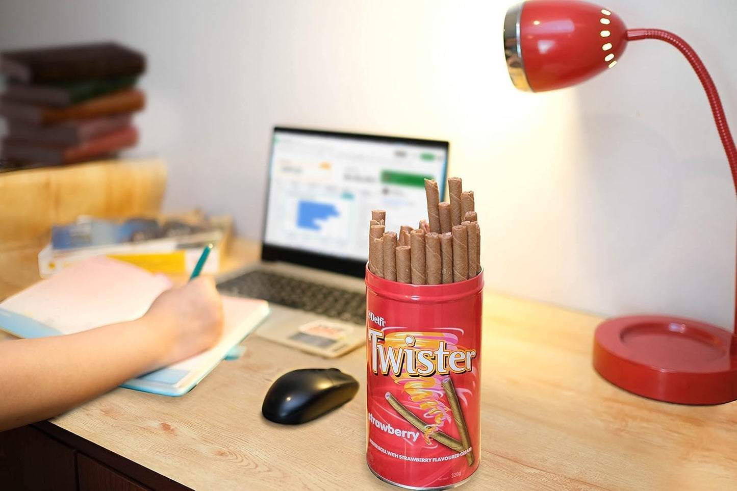 Delfi Twister Strawberry Wafer Rolls | Crispy Wafer with Creamy Strawberry Filling | 320g Canister (Imported)