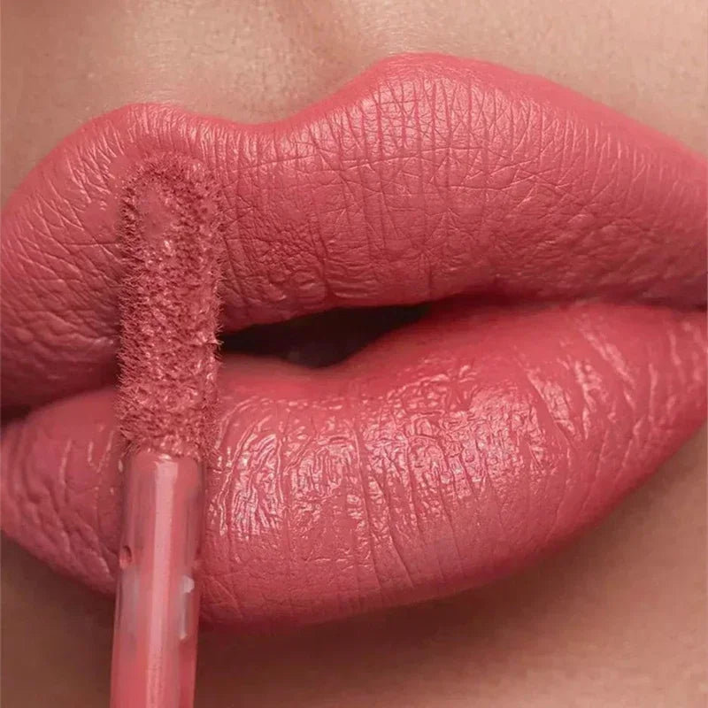 Brillo de labios mate nude LuxuryGlow: 12 colores aterciopelados, resistente al agua y de larga duración.