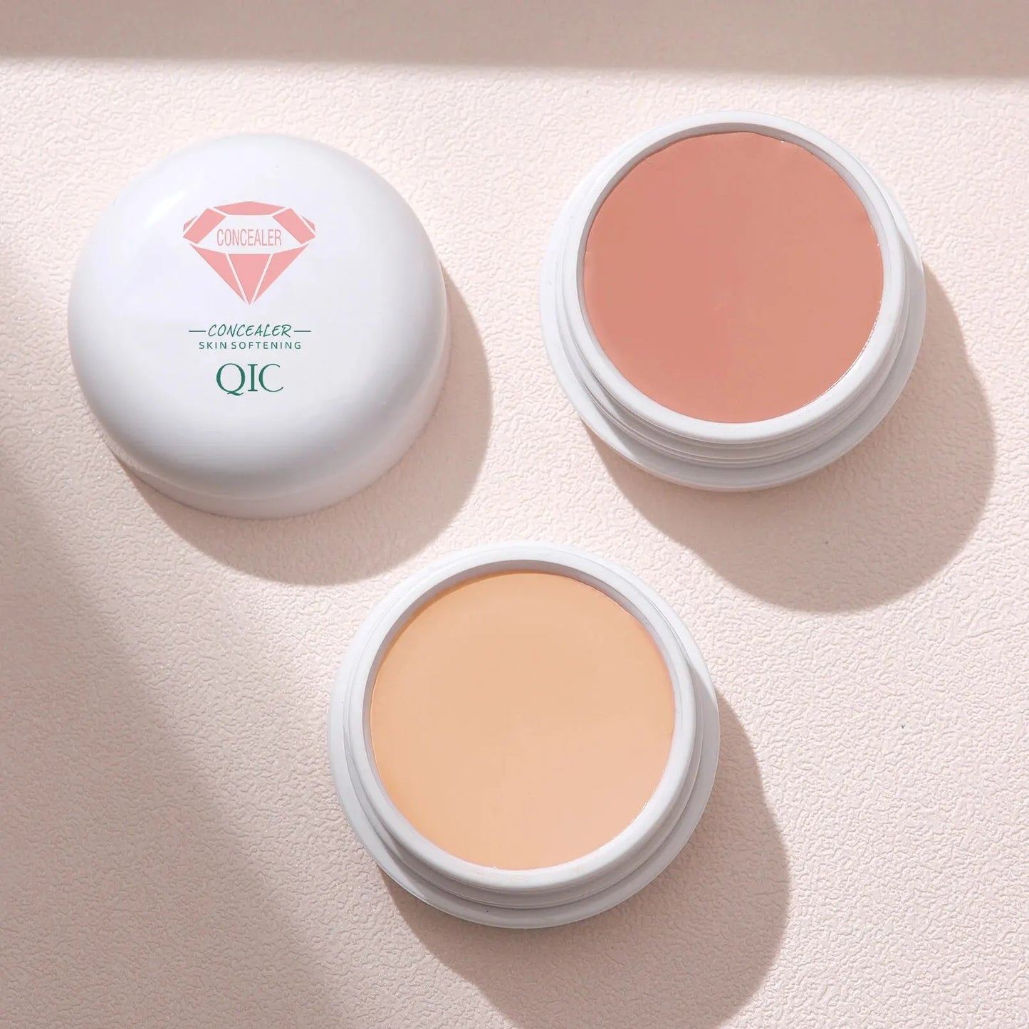 Corrector y crema BB QIC de alta cobertura, resistente al agua: de larga duración y antiojeras.