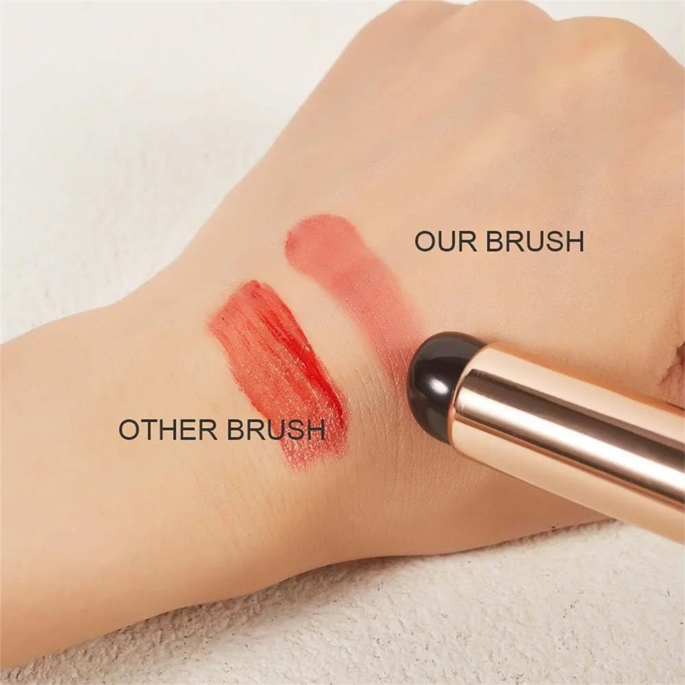 Pincel labial de silicona LuxuryGlow con funda: reutilizable, portátil y resistente al polvo.