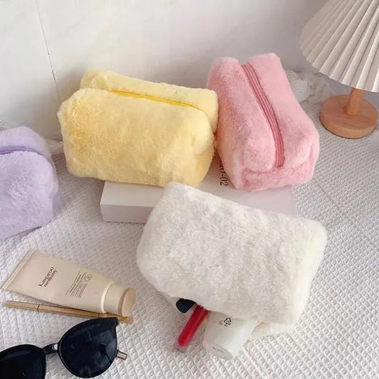 Bolsa de maquillaje de felpa suave LuxuryGlow: organizador de cosméticos elegante, espacioso y práctico para viajes.