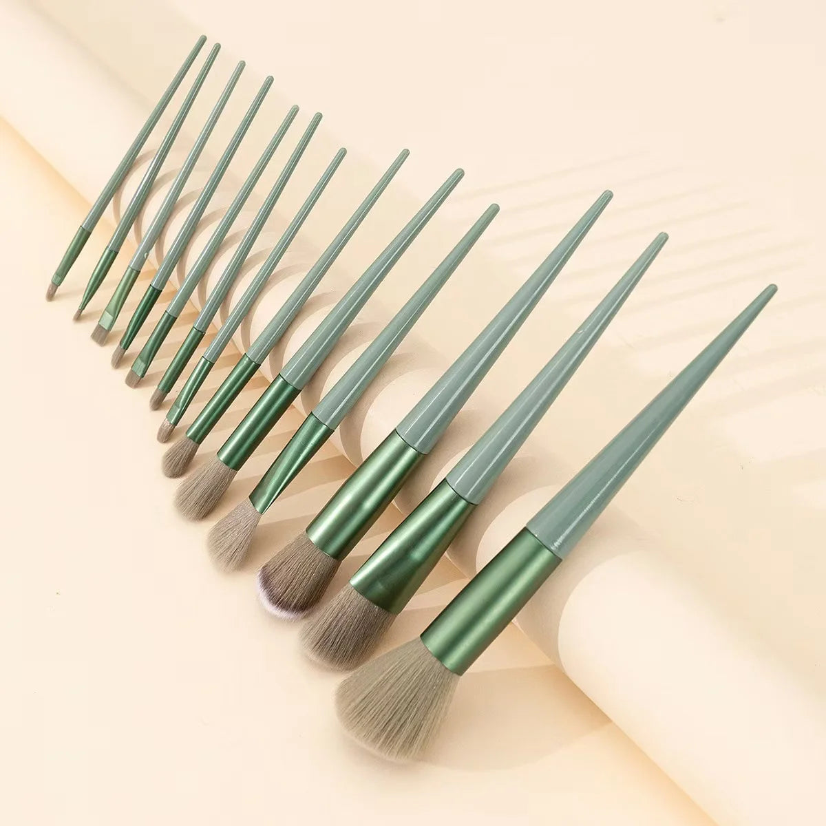 LuxuryGlow - Juego de 13 brochas de maquillaje ultrasuaves con mango de bambú para base, sombra de ojos, labios y rubor | Kit profesional completo