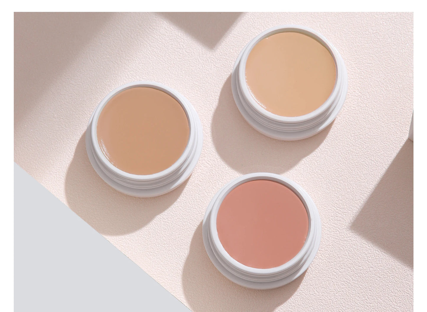 Corrector y crema BB QIC de alta cobertura, resistente al agua: de larga duración y antiojeras.
