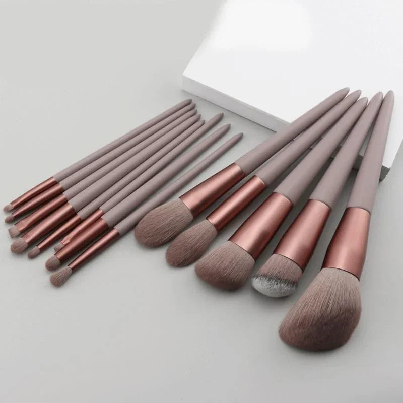 LuxuryGlow - Juego de 13 brochas de maquillaje profesionales: brochas de nailon suaves para base, sombra de ojos y rubor, con estuche de viaje