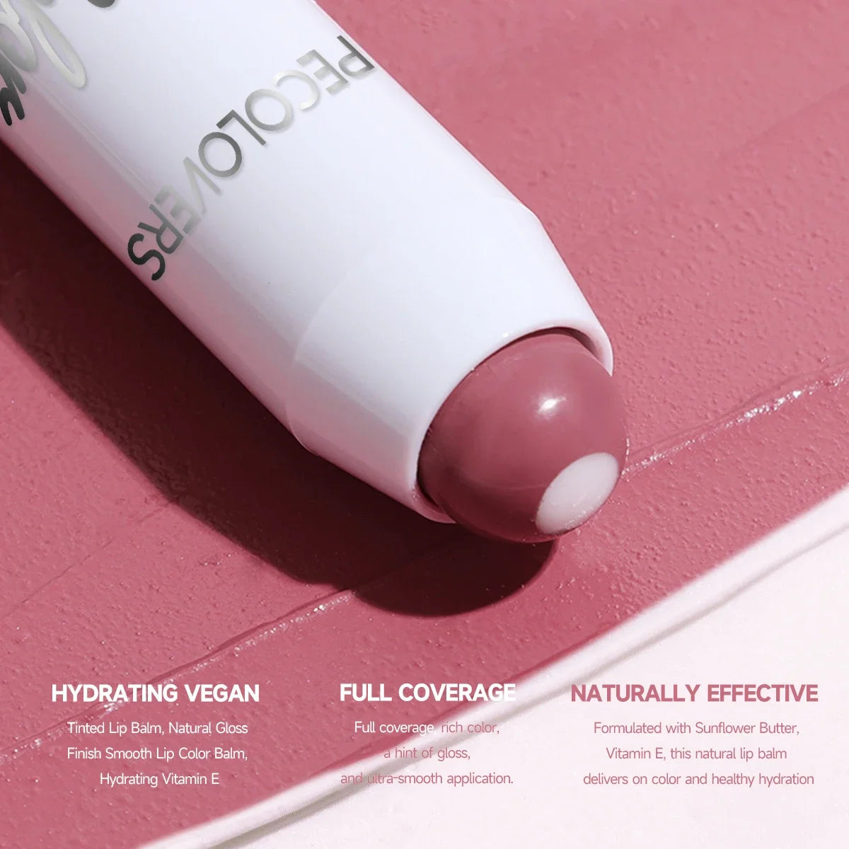 Lápiz labial mate LuxuryGlow 2 en 1 color nude y rojo: hidratante, resistente al agua y de larga duración.