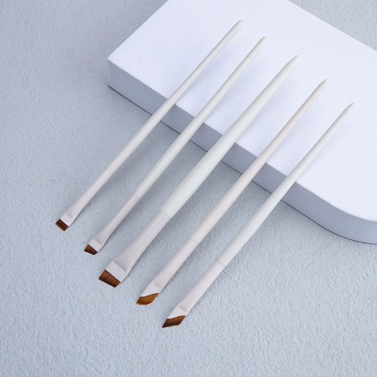 WOKO Ultra-Thin Precision Blade Eyeliner & Eyebrow Brush – White Wooden Handle
