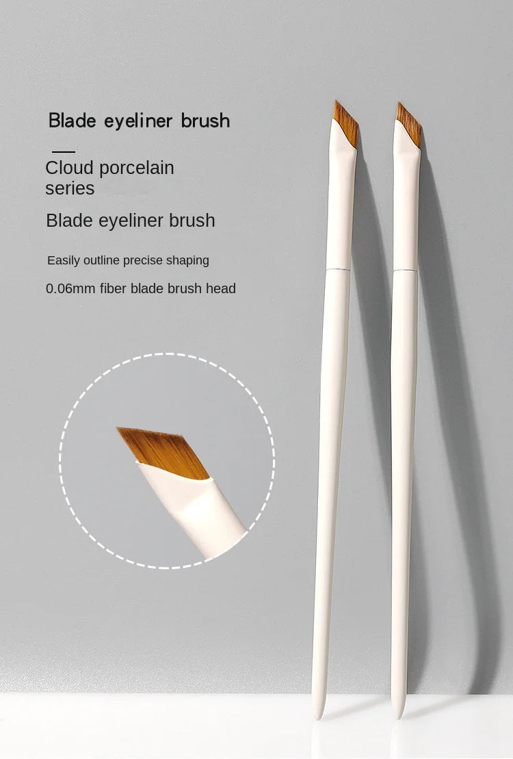 WOKO Ultra-Thin Precision Blade Eyeliner & Eyebrow Brush – White Wooden Handle
