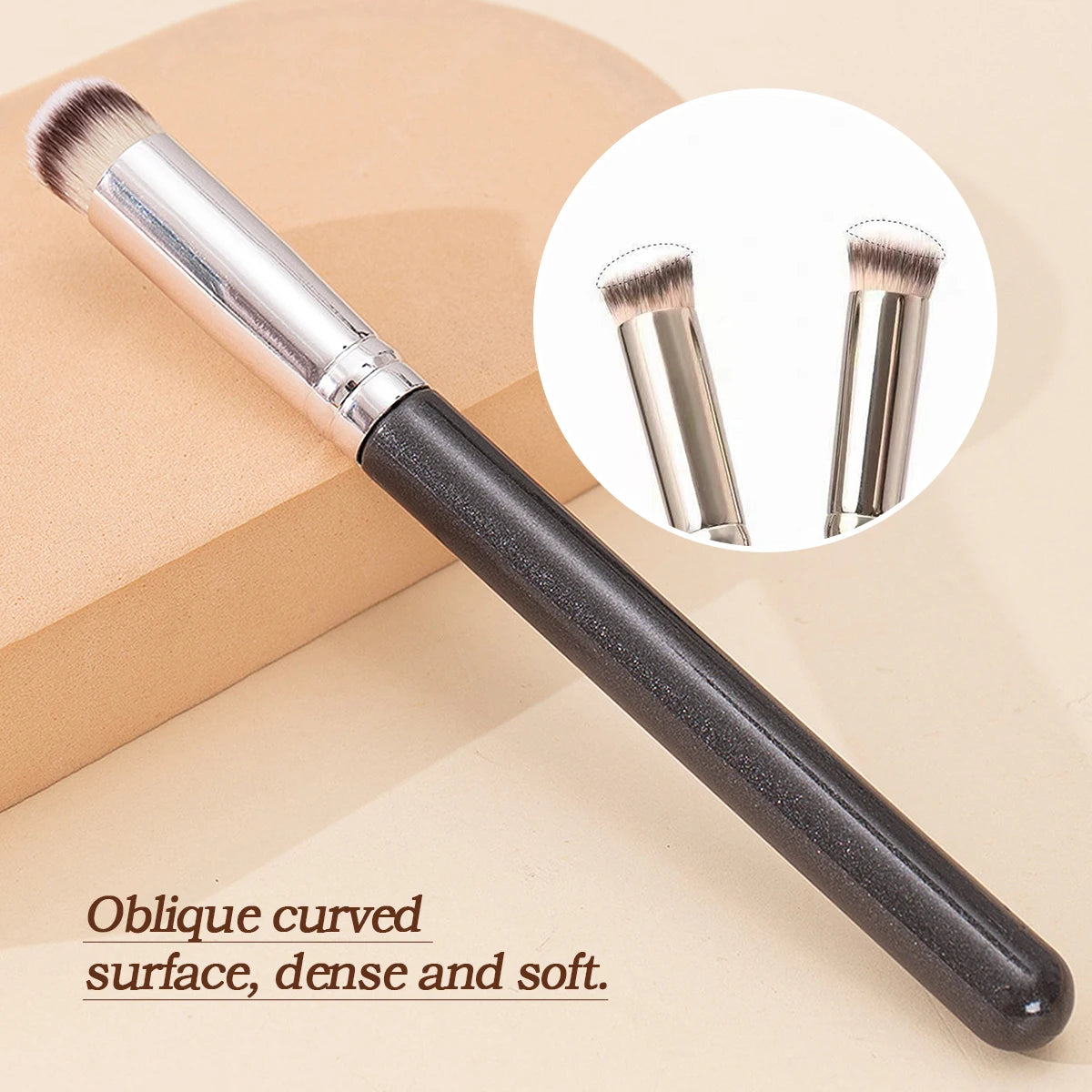 Brocha correctora de precisión LuxuryGlow: punta plana para cubrir ojeras y lagrimales