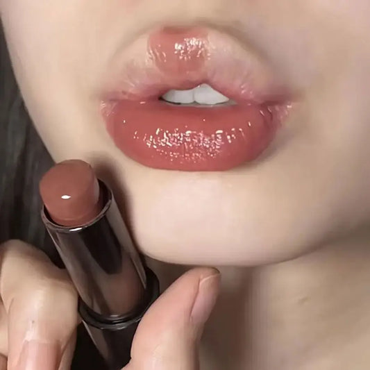 Lápiz labial resistente al agua LuxuryGlow Red Brown: hidratante, duradero y con brillo de espejo.