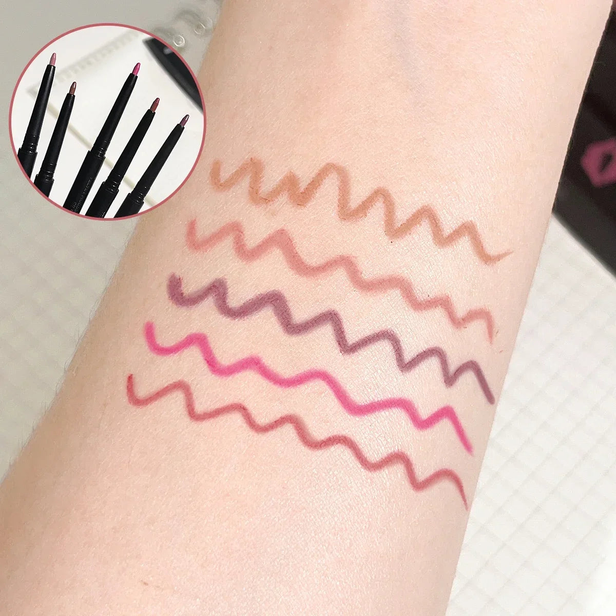 Lápiz delineador de labios mate a prueba de agua LuxuryGlow: 5 tonos duraderos y resistentes a las manchas para un contorno y una definición de labios perfectos.