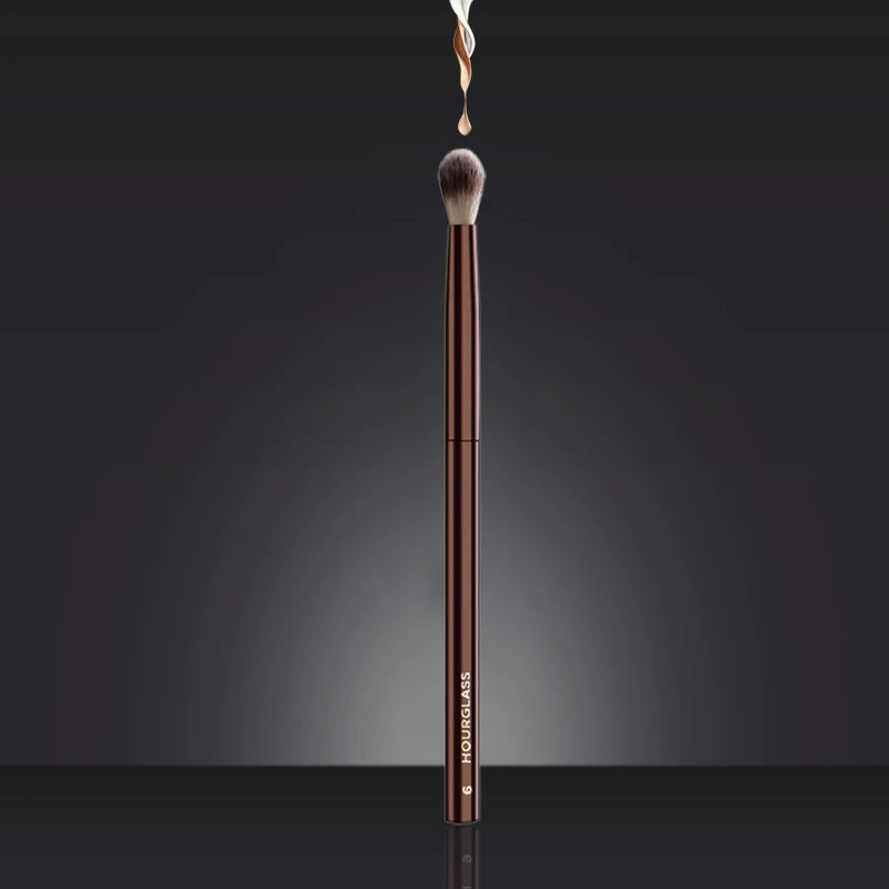 فرشاة دمج مدببة رقم 6 من Hourglass - أداة ظلال عيون ناعمة ولطيفة على البشرة