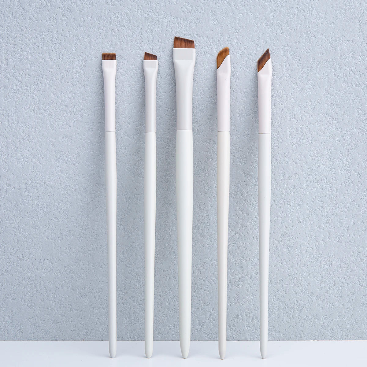 WOKO Ultra-Thin Precision Blade Eyeliner & Eyebrow Brush – White Wooden Handle