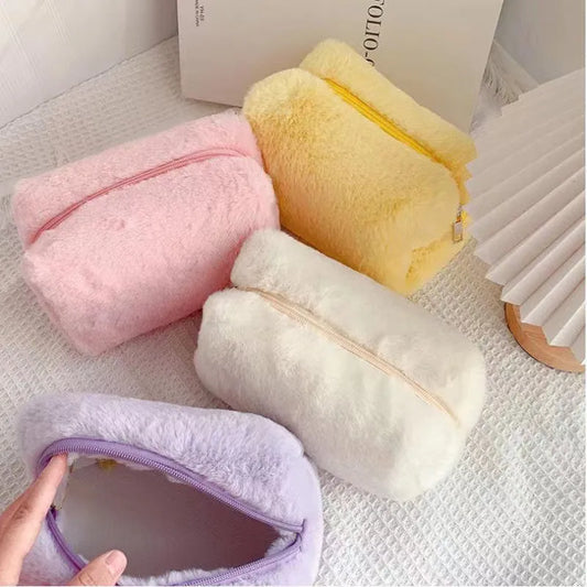 Bolsa de maquillaje de felpa suave LuxuryGlow: organizador de cosméticos elegante, espacioso y práctico para viajes.