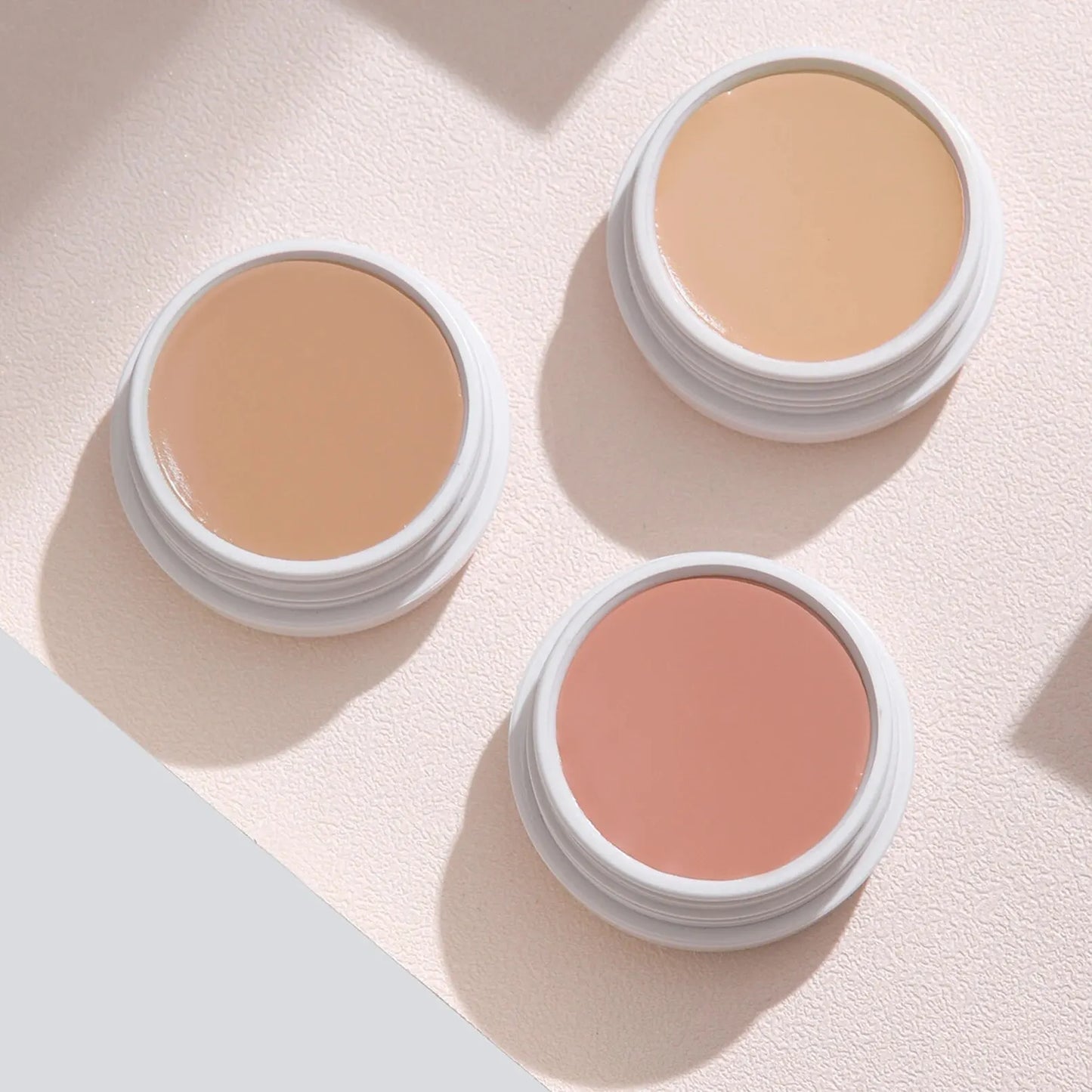 Corrector y crema BB QIC de alta cobertura, resistente al agua: de larga duración y antiojeras.