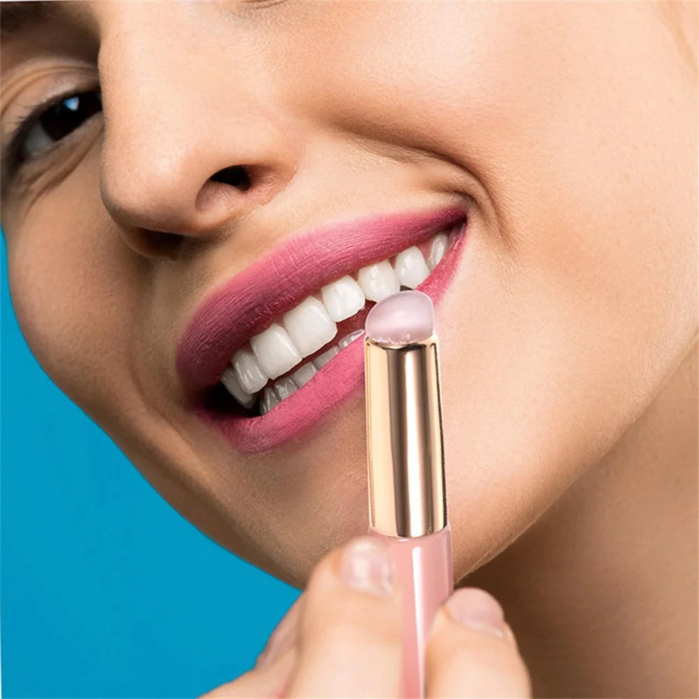 Pincel labial de silicona LuxuryGlow con funda: reutilizable, portátil y resistente al polvo.