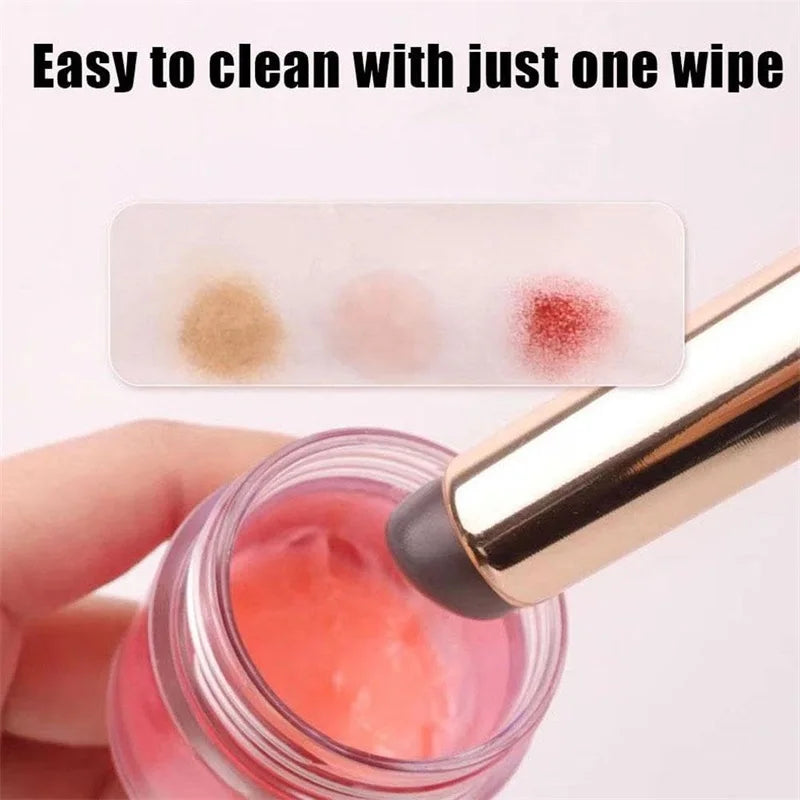 Pincel labial de silicona LuxuryGlow con funda: reutilizable, portátil y resistente al polvo.